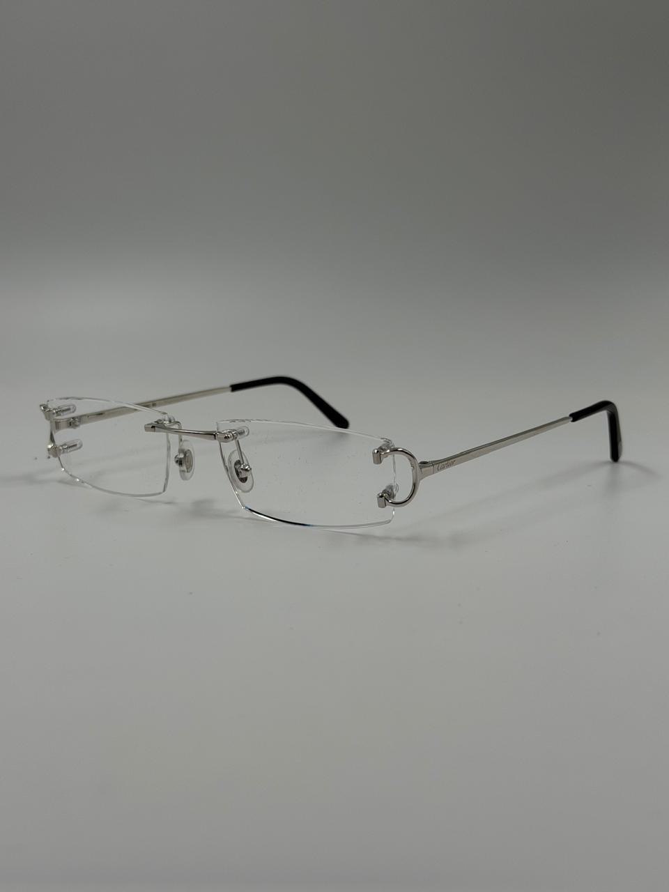 Minimal eyewear with a curved temple