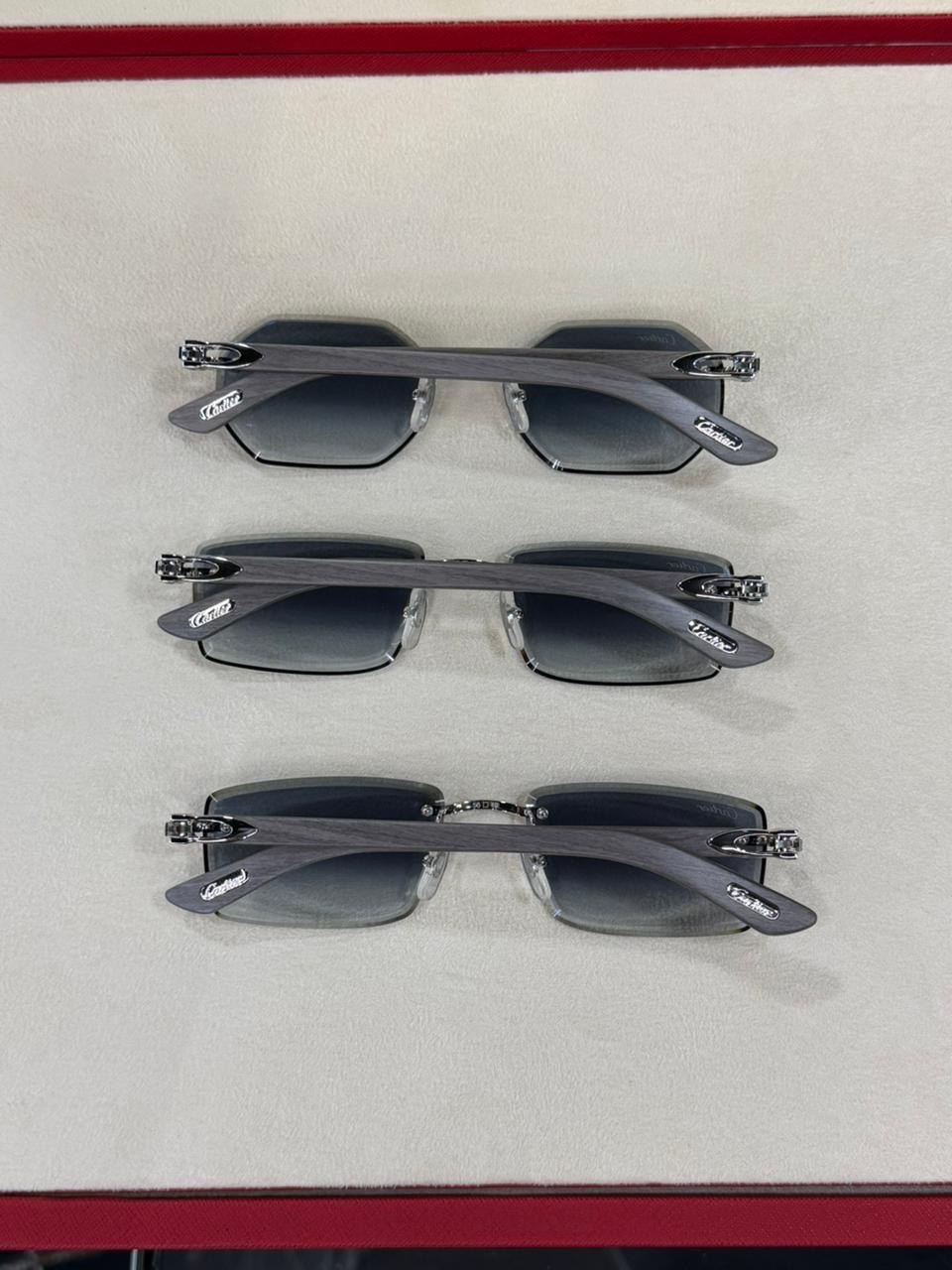 Eyewear arranged in a presentation tray