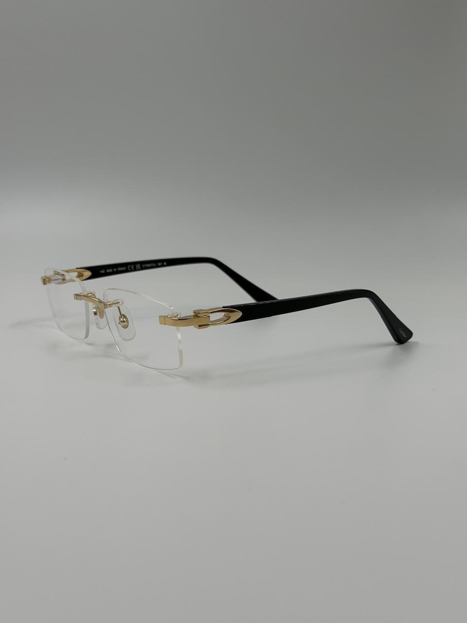 Minimal glasses seen from the front
